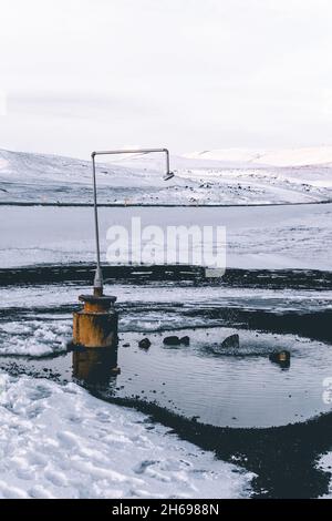 Doccia calda esterna perpetua vicino alla centrale geotermica di Krafla, Islanda Foto Stock