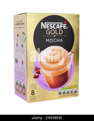 Scatola in moka d'oro Nescafe contenente 8 bustine da 22 g di caffè al cioccolato istantaneo con latte scremato in polvere Foto Stock