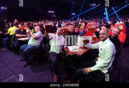 Grand Slam Darts 2021. Gli appassionati di freccette vaccinate sono tornati in città e stanno guardando il loro sport preferito all'Aldersley Leisure Village di Wolverhampton, West Midlands. Credit: David Bagnall/Alamy Live News Foto Stock