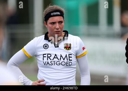DEN HAAG, PAESI BASSI - 14 NOVEMBRE: Daphne Voormolen di Victoria durante la partita Hoofdklasse tra Klein Zwitserland D1 e Victoria D1 a HC Klein Zwitserland il 14 novembre 2021 a Den Haag, Paesi Bassi (Foto di Hans van der Valk/Orange Pictures) Foto Stock
