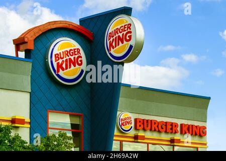 Toronto, Ontario, Canada-June 20, 2019: Burguer King edificio esterno durante le ore diurne. Il business è molto popolare in città. Foto Stock