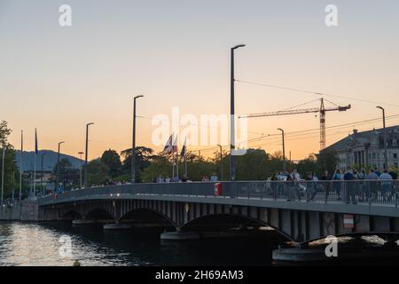 Zurigo, Svizzera, 4 settembre 2021 pedoni attraversano il Quaibridge sul fiume Limmat in serata Foto Stock