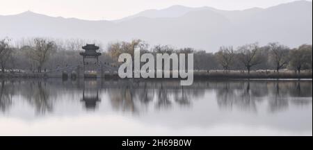 Pechino, Cina. 14 novembre 2021. Foto scattata il 14 novembre 2021 mostra lo scenario invernale del Palazzo d'Estate a Pechino, capitale della Cina. Credit: Li Xin/Xinhua/Alamy Live News Foto Stock