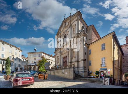 Mondovì, Cuneo, Piemonte, Italia - 23 ottobre 2021: chiesa di San Francesco Saverio, detta anche Chiesa della Missione (XVII sec.), in Piazza Maggi Foto Stock