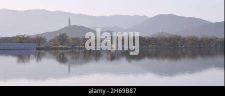 Pechino, Cina. 14 novembre 2021. Foto scattata il 14 novembre 2021 mostra lo scenario invernale del Palazzo d'Estate a Pechino, capitale della Cina. Credit: Li Xin/Xinhua/Alamy Live News Foto Stock