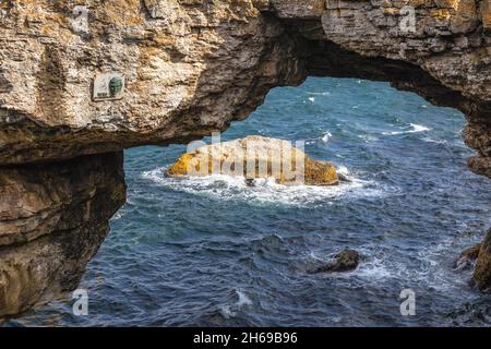 Arco di pietra nel villaggio di Tyulenovo e località balneare sulla costa del Mar Nero, parte del comune di Shabla, provincia di Dobrich in Bulgaria Foto Stock