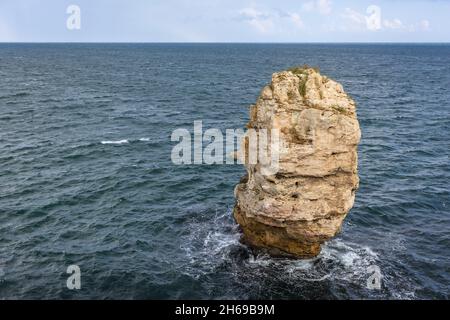 Affioramento roccioso nel villaggio di Tyulenovo e località balneare sulla costa del Mar Nero, parte del comune di Shabla, provincia di Dobrich in Bulgaria Foto Stock