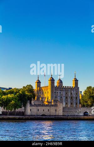 Torre di Londra vista attraverso il Tamigi da London Bridge, Londra, Regno Unito Foto Stock