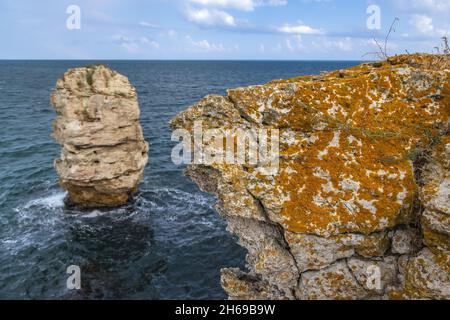 Affioramento roccioso nel villaggio di Tyulenovo e località balneare sulla costa del Mar Nero, parte del comune di Shabla, provincia di Dobrich in Bulgaria Foto Stock