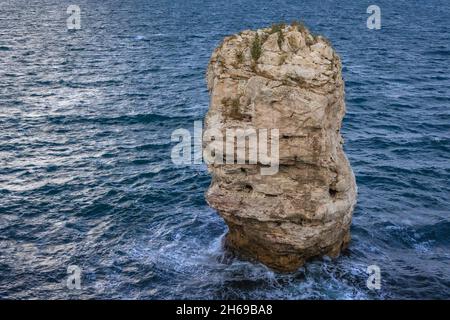 Affioramento roccioso nel villaggio di Tyulenovo e località balneare sulla costa del Mar Nero, parte del comune di Shabla, provincia di Dobrich in Bulgaria Foto Stock