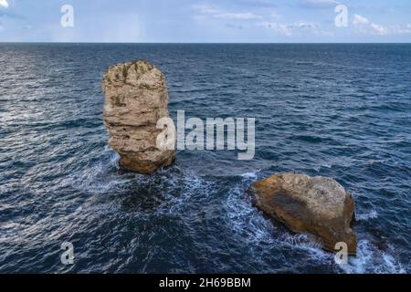 Affioramento roccioso nel villaggio di Tyulenovo e località balneare sulla costa del Mar Nero, parte del comune di Shabla, provincia di Dobrich in Bulgaria Foto Stock