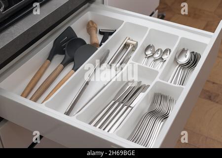 Aprire il cassetto con il set di utensili. Deposito della cucina Foto Stock