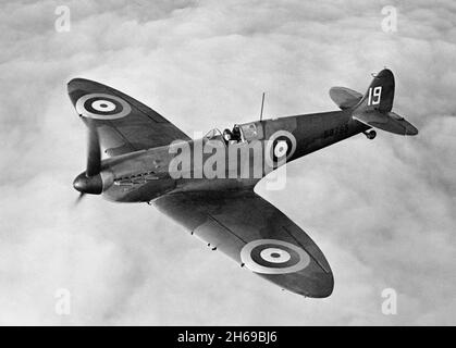 CAMBRIDGESHIRE, INGHILTERRA, Regno Unito - 1938 - Un K9795 Supermarine Spitfire in volo sopra l'Inghilterra orientale nel 1938. La nona produzione Mk i Supermarine Spitfire Foto Stock