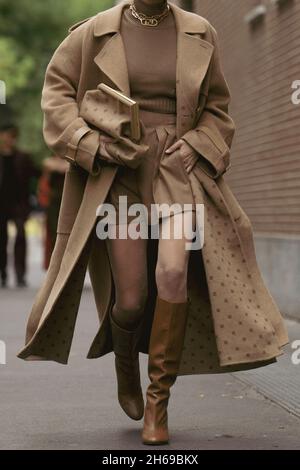 Milano, Italia - 22 settembre 2021: Abito Street style, donna alla moda che indossa un abito Fendi per le strade di Milano. Foto Stock