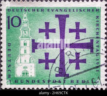 GERMANIA - CIRCA 1961: Questo francobollo in verde mostra la Marienkirche accanto al Jerusalemkreuz, il simbolo degli Evangelisches Kirchentag 1961 Foto Stock