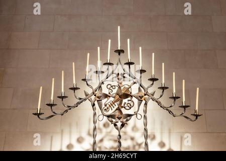 Candelabra con 15 portacandeli a forma di triangolo utilizzati per le celebrazioni pasquali attraverso il 1956 all'interno della Sacra Famiglia, la Sagrada Familia chiesa, Foto Stock