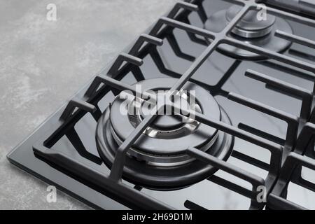 Stufa a gas nera sul piano di lavoro scuro Foto Stock