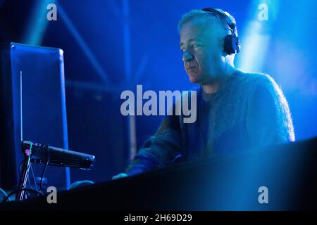 Bergamo Italia 12 Novembre 2021 Max Casacci live dj set Piazzale degli Alpini Bergamo1000 Rivoluzione invernale © Andrea Ripamonti / Alamy Foto Stock