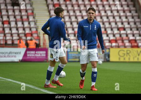 EXETER, GBR. 13 NOVEMBRE Callum Whelan di Oldham Athletic durante la partita della Sky Bet League 2 tra Exeter City e Oldham Athletic al St James' Park, Exeter sabato 13 novembre 2021. (Credit: Eddie Garvey | MI News) Foto Stock