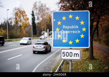 14 novembre 2021, Baviera, Freilassing: Un segno con l'iscrizione 'Republik sterreich - 500m' può essere visto poco prima del confine 'aalachbrücke'. Foto: Matthias Balk/dpa Foto Stock