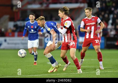 EXETER, GBR. 13 NOVEMBRE Oldham Athletic's Hallam Hope si inonda con Alex Hartridge di Exeter City durante la partita della Sky Bet League 2 tra Exeter City e Oldham Athletic al St James' Park, Exeter sabato 13 novembre 2021. (Credit: Eddie Garvey | MI News) Foto Stock