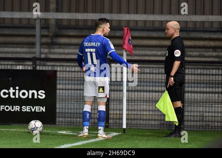 EXETER, GBR. 13 NOVEMBRE Oldham Athletic's Zak Dearnley durante la partita della Sky Bet League 2 tra Exeter City e Oldham Athletic al St James' Park, Exeter sabato 13 novembre 2021. (Credit: Eddie Garvey | MI News) Foto Stock