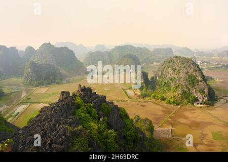 Paesaggio carsico dal punto panoramico della grotta di Mua, Tam Coc, Ninh Binh, Vietnam Foto Stock