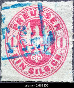 GERMANIA - CIRCA 1861 un francobollo mostra in rosso lo stemma di Prussia Aquila prussiana in ovale con valore 1 groschen argento Foto Stock