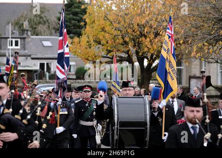 Selkirk, Regno Unito. 14 novembre 2021. Selkirk, UK, Lord-Lieutenant per le zone di Roxburgh, Ettrick e Lauderdale, Richard Scott, X Duca di Buccleuch e XII Duca di Queensberry, KT, KBE, CVO, DL, FSA, FRSE, FRSGS nella Parata sulla strada per il Memoriale di Guerra nella Burgh reale di Selkirk. ( Credit: Rob Grey/Alamy Live News Foto Stock