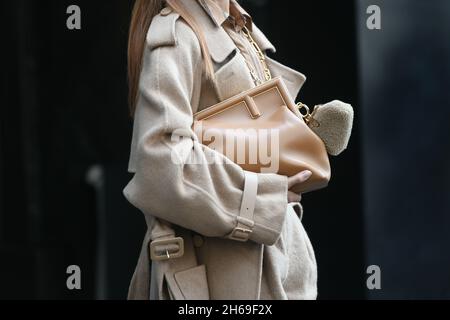 Milano, Italia - 22 settembre 2021: Vestito Street style, donna alla moda che indossa abbigliamento Fendi, per le strade di Milano. Foto Stock