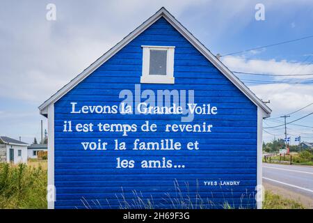 Casa blu con poesie all'ingresso della piccola città di pescatori di Natashquan, nella regione di Cote Nord del Québec (Canada) Foto Stock