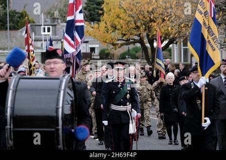 Selkirk, Regno Unito. 14 novembre 2021. Selkirk, UK, Lord-Lieutenant per le zone di Roxburgh, Ettrick e Lauderdale, Richard Scott, X Duca di Buccleuch e XII Duca di Queensberry, KT, KBE, CVO, DL, FSA, FRSE, FRSGS nella Parata sulla strada per il Memoriale di Guerra nella Burgh reale di Selkirk. ( Credit: Rob Grey/Alamy Live News Foto Stock