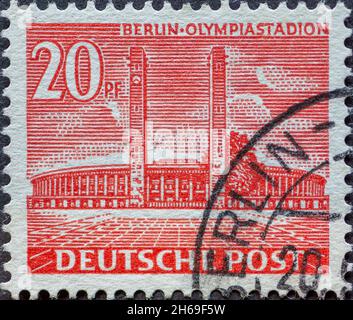 GERMANIA, Berlino - CIRCA 1952: Un francobollo dalla Germania, Berlino che mostra lo stadio olimpico Foto Stock