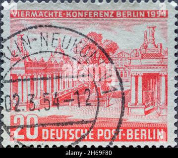 GERMANIA, Berlino - CIRCA 1952: Un francobollo dalla Germania, Berlino che mostra la costruzione di quattro conferenza di potere Foto Stock