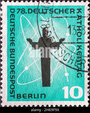 GERMANIA - CIRCA 1958: Un francobollo dalla Germania, Berlino che mostra una rappresentazione di Cristo, simbolo del cosmo. 78° giorno cattolico tedesco a Berlino Foto Stock
