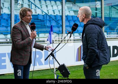 Doetinchem, Paesi Bassi. 14 novembre 2021. DOETINCHEM, PAESI BASSI - NOVEMBRE 14: Giornalista Hans Kraaij, allenatore Reinier Robbemond di De Graafschap durante la partita olandese Keukenkampioendivisie tra De Graafschap e Telstar a De Vijverberg il 14 Novembre 2021 a Doetinchem, Paesi Bassi (Foto di Rene Nijhuis/Orange Pictures) credito: Orange Pics Live News BV/Alamy Foto Stock