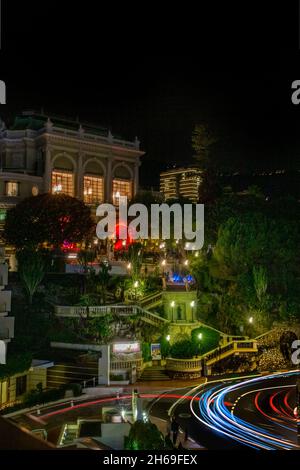 Il famoso pelo si piega sul circuito di formula uno di Monaco di notte con il casinò sulla destra Foto Stock