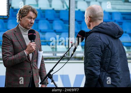 Doetinchem, Paesi Bassi. 14 novembre 2021. DOETINCHEM, PAESI BASSI - NOVEMBRE 14: Giornalista Hans Kraaij, allenatore Reinier Robbemond di De Graafschap durante la partita olandese Keukenkampioendivisie tra De Graafschap e Telstar a De Vijverberg il 14 Novembre 2021 a Doetinchem, Paesi Bassi (Foto di Rene Nijhuis/Orange Pictures) credito: Orange Pics Live News BV/Alamy Foto Stock