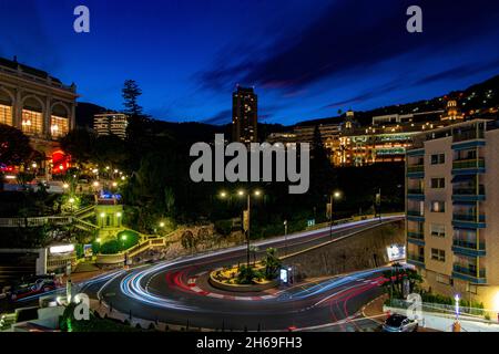 Il famoso pelo si piega sul circuito di formula uno di Monaco di notte con il casinò sulla destra Foto Stock