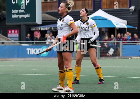 DEN HAAG, PAESI BASSI - 14 NOVEMBRE: Daphne Voormolen di Victoria durante la partita Hoofdklasse tra Klein Zwitserland D1 e Victoria D1 a HC Klein Zwitserland il 14 novembre 2021 a Den Haag, Paesi Bassi (Foto di Hans van der Valk/Orange Pictures) Foto Stock
