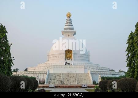 Lumbini, Nepal - 2021 novembre: Visita della Pagoda della Pace Mondiale il 11 novembre 2021 a Lumbini, Nepal. Foto Stock
