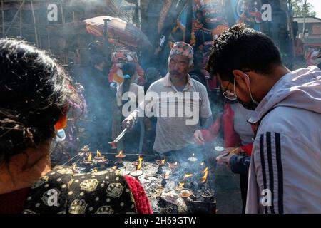 Kathmandu, Nepal - novembre 2021: Pellegrini che fanno offerte di fronte alla figura di Kala Bhairab in Piazza Durbar il 13 novembre 2021 a Kathmandu, Foto Stock