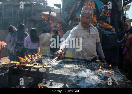 Kathmandu, Nepal - novembre 2021: Pellegrini che fanno offerte di fronte alla figura di Kala Bhairab in Piazza Durbar il 13 novembre 2021 a Kathmandu, Foto Stock