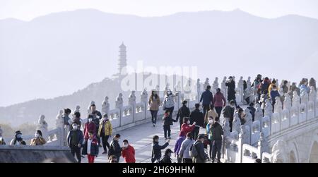 (211114) -- PECHINO, 14 novembre 2021 (Xinhua) -- i turisti visitano il Palazzo d'Estate a Pechino, capitale della Cina, 14 novembre 2021. (Xinhua/li Xin) Foto Stock