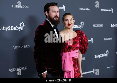 WEST HOLLYWOOD, LOS ANGELES, CALIFORNIA, USA - 13 NOVEMBRE: Il musicista Danny Fujikawa e la moglie/attrice Kate Hudson arrivano al Baby2Baby 10-Year Gala 2021 tenuto presso il Pacific Design Center il 13 novembre 2021 a West Hollywood, Los Angeles, California, Stati Uniti. (Foto di Xavier Collin/Image Press Agency) Foto Stock