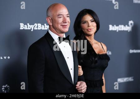 WEST HOLLYWOOD, LOS ANGELES, CALIFORNIA, USA - NOVEMBRE 13: Imprenditore/fondatore e presidente esecutivo americano di Amazon.com Jeff Bezos e fidanzata/ancoraggio americano Lauren Sanchez arrivano al Baby2Baby 10-Year Gala 2021 che si tiene presso il Pacific Design Center il 13 Novembre 2021 a West Hollywood, Los Angeles, California, Stati Uniti. (Foto di Xavier Collin/Image Press Agency) Foto Stock