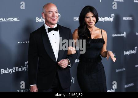 WEST HOLLYWOOD, LOS ANGELES, CALIFORNIA, USA - NOVEMBRE 13: Imprenditore/fondatore e presidente esecutivo americano di Amazon.com Jeff Bezos e fidanzata/ancoraggio americano Lauren Sanchez arrivano al Baby2Baby 10-Year Gala 2021 che si tiene presso il Pacific Design Center il 13 Novembre 2021 a West Hollywood, Los Angeles, California, Stati Uniti. (Foto di Xavier Collin/Image Press Agency) Foto Stock