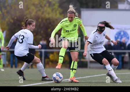 Monaco di Baviera, Germania, 14 novembre 2021: Nina Heisel (18 SV Weinberg), Lisa Floetzner (13 FFC Wacker München) e Sonja Kolb (12 FFC Wacker München) durante la Regionalliga Sued Match tra FFC Wacker Muenchen e SV 67 Weinberg a Bezirkssportanlage Untersendling, Monaco di Baviera. Sven Beyrich/SPP Foto Stock