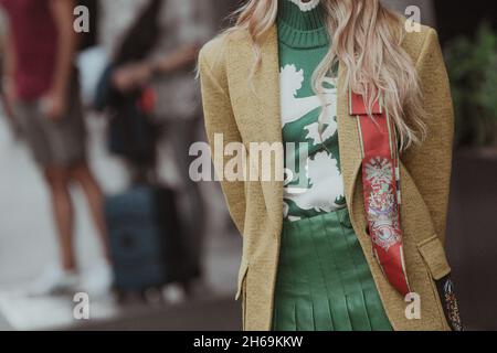 Milano, Italia - 25 settembre 2021: Abito Street style, donna che indossa un abito alla moda per le strade di Milano. Foto Stock