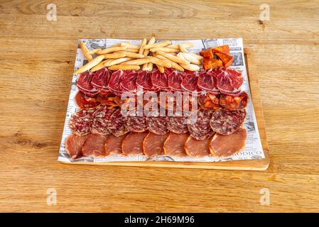 Fantastica tavola di salsicce iberiche assortite, prosciutto alimentato con ghiande, chorizo iberico, sirloin e salame con picos camperos Foto Stock